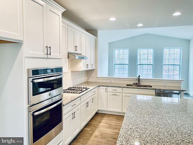 Building Photo - 85 Westhampton Dr