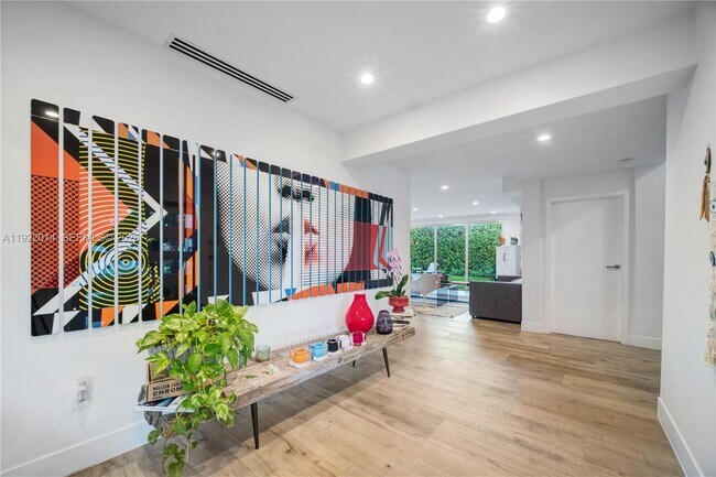 Foto del edificio - 79 Shore Dr W