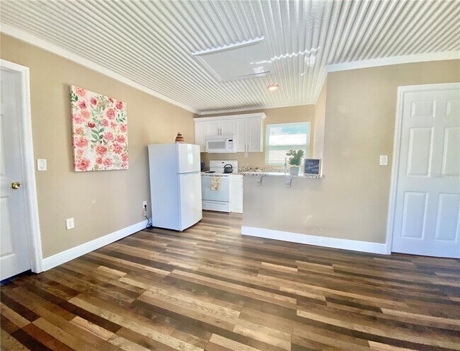 Foto del edificio - 8730 Mayflower Rd