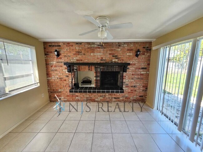 Foto del edificio - True 2/1.5/1 with FIREPLACE, fenced yard and all tile flooring throughout!