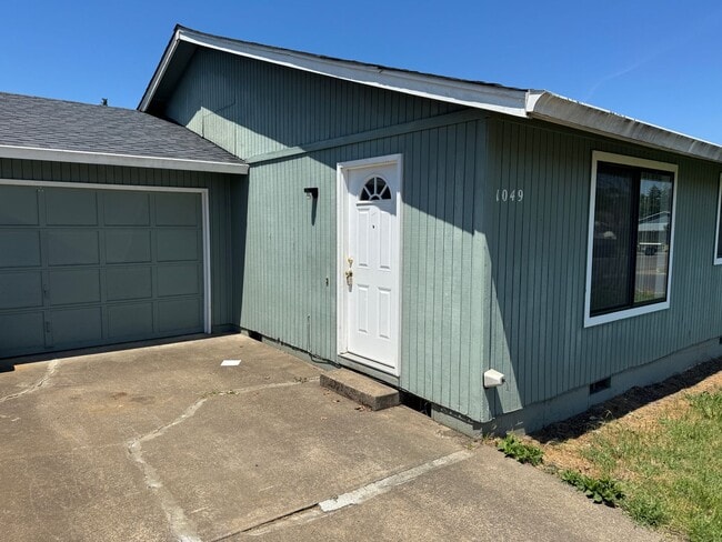 Building Photo - 2 bedroom 1 bath duplex in Cottage Grove!