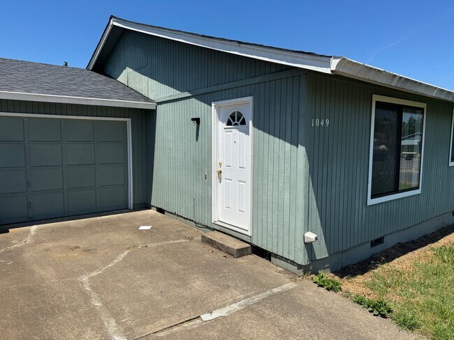 Foto del edificio - 2 bedroom 1 bath duplex in Cottage Grove!
