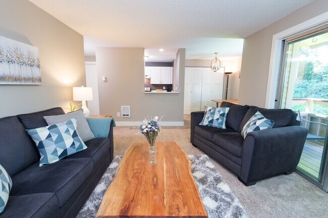 Building Photo - Beautifully Remodeled 3 Bed, 1.75 Bath Uni...