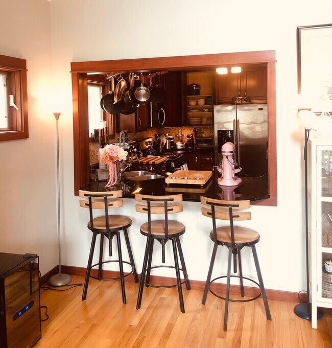 El salón tiene vistas a la cocina. - 1310 Jenifer St