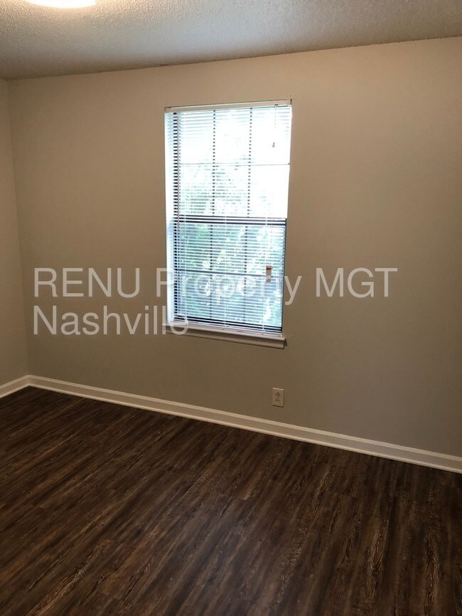 Building Photo - 2BR/1BA duplex off Briley Pkwy!