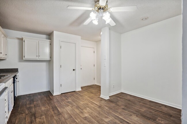 Two Bedroom B - 2 Bed / 1 Bath - 1,000 Sq.Ft. - Timberland at Crestbruck