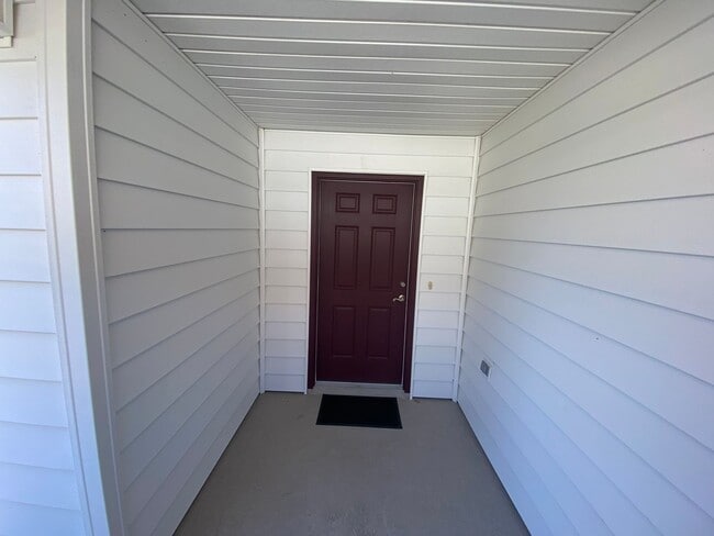 Building Photo - Lovely 3 + 2 Unfurnished ANNUAL Lease In t...