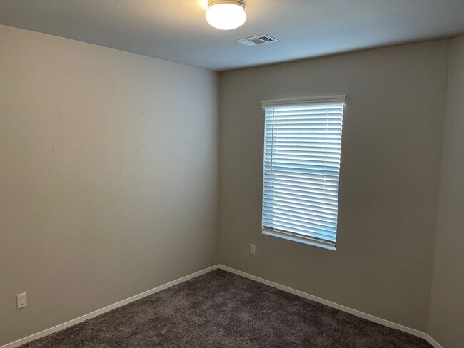 Foto del edificio - 3 bed 2 bath open living and beautiful finishes!