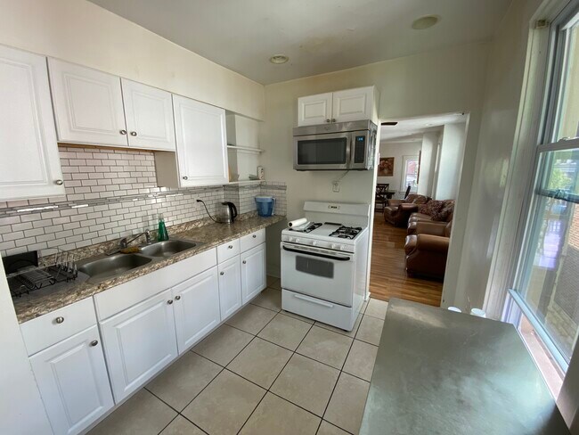 Building Photo - 2355 Tilbury Ave