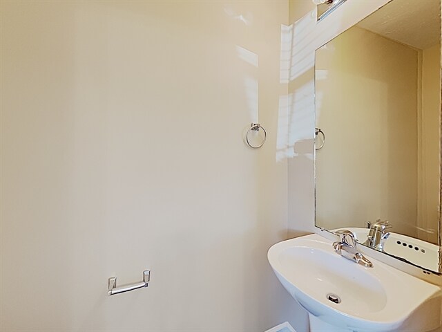 Foto del edificio - 8054 Logan Drive