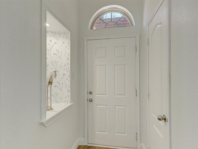 Foto del edificio - Charming Updated Home – 3BR, 2.5BA with Fi...