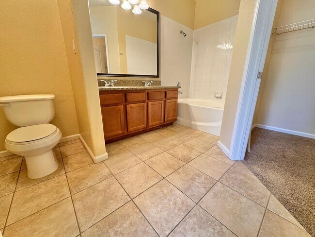 Building Photo - ABSOLUTELY STUNNING 2 BEDROOM, 2 BATHROOM ...