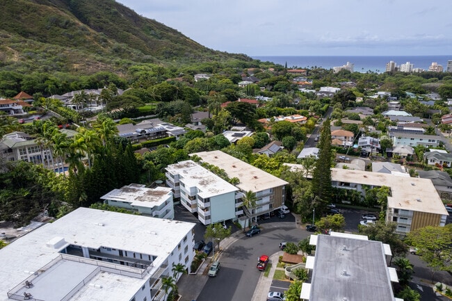 Aerial Photo - Diamond Head Plaza