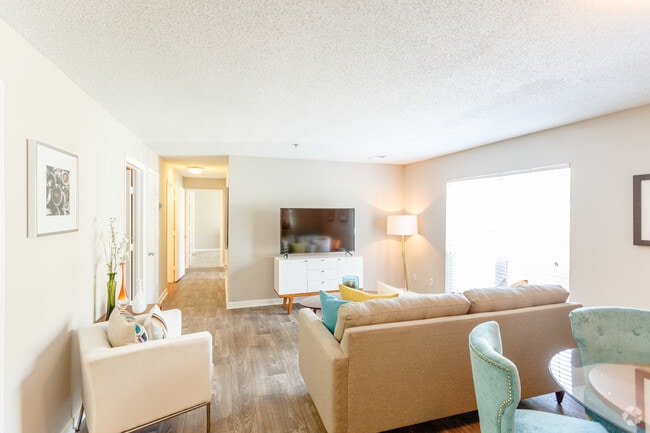 2BR, 1.5 BA - 925 SF - Pointe West I & II