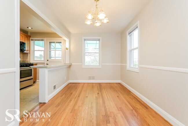Building Photo - Stately 3BR 1.5BA townhome