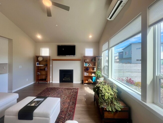 Building Photo - BEAUTIFUL 3Bd 2.5Ba energy efficient home ...