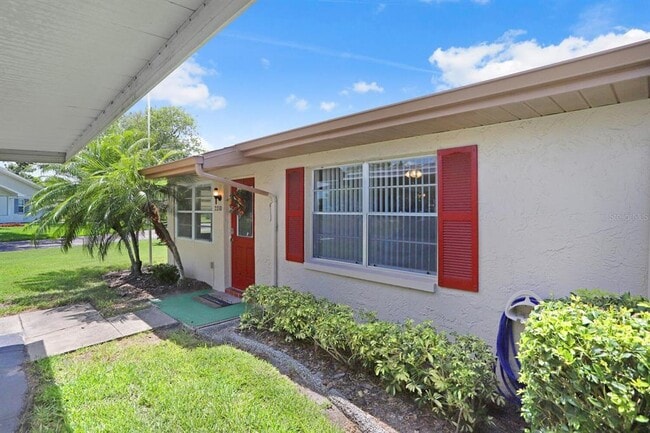 Building Photo - 2210 Greenhaven Dr