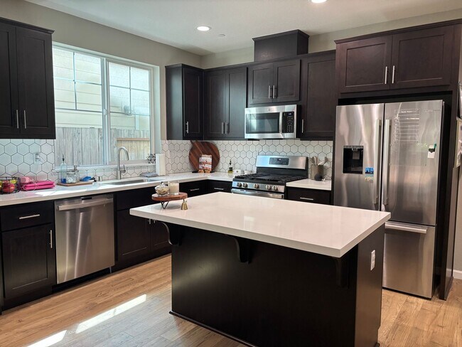 Foto del edificio - Newer 4 bedroom 2.5 bathrooms Available May 16th