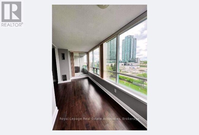 Photo du bâtiment - 550-550 Webb Dr
