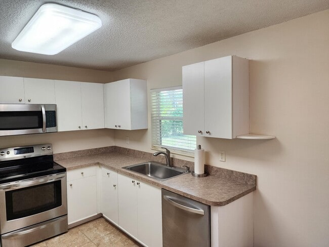 Building Photo - 1680 SE Minorca Ave