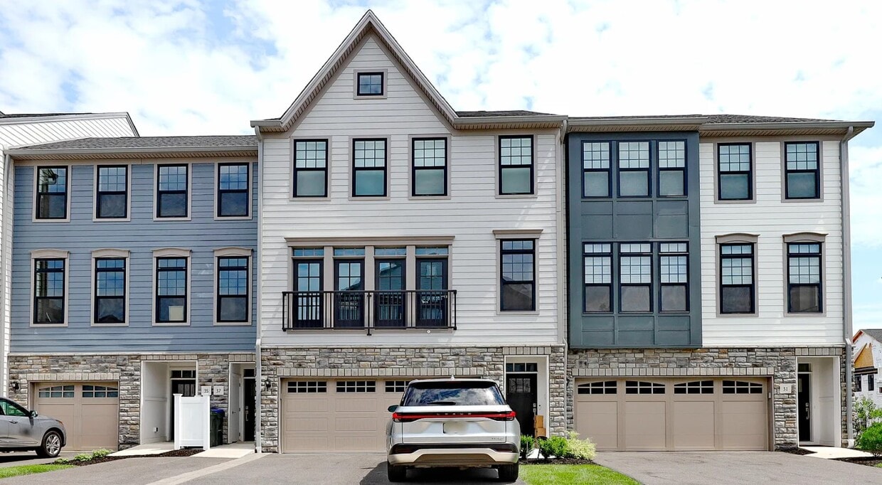 Primary Photo - 31 Goldfinch Dr