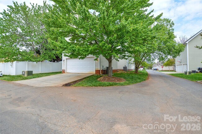 Building Photo - 9020 Ladys Secret Dr