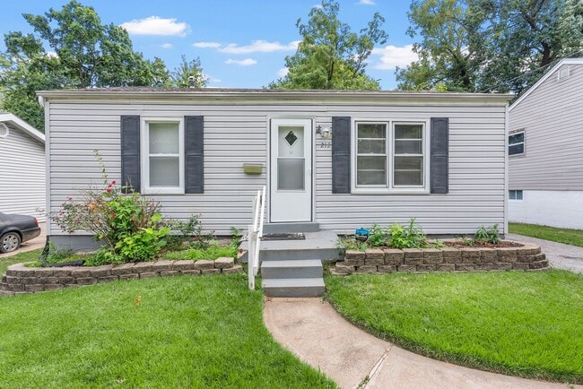 Building Photo - Beautiful 2-Bedroom Home with Fenced Yard ...