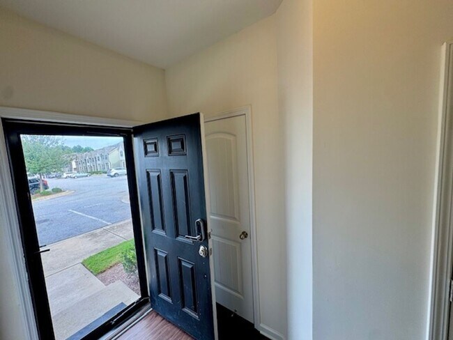 Foto del edificio - Crosstowne Townhome Available NOW!