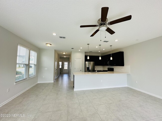 Foto del edificio - 84 Pinebury Ln