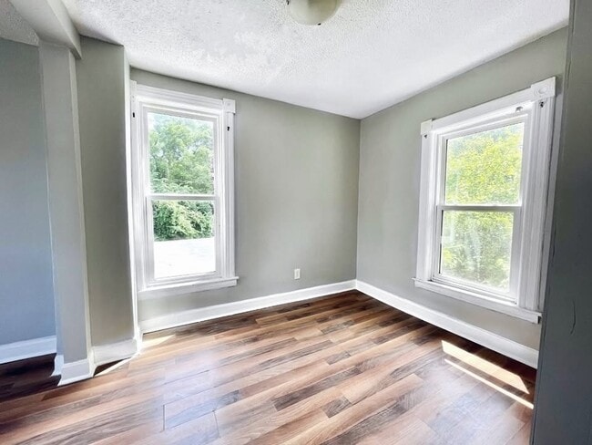 Building Photo - Newly Renovated 2 Bedroom Unit