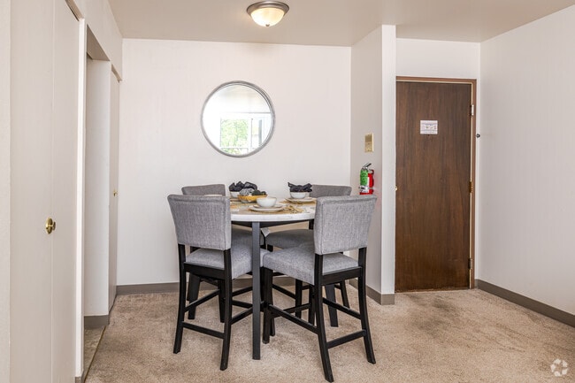1 dormitorio, 1 baño - 750 pies cuadrados - Comedor - St Peter's Apartments - 62+ Senior Housing
