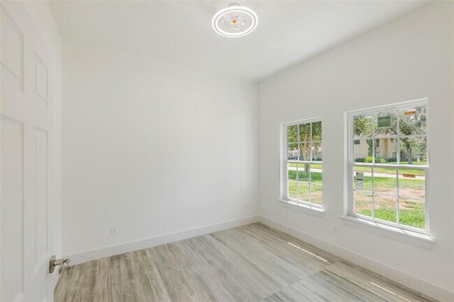Building Photo - 2291 Riverside Dr