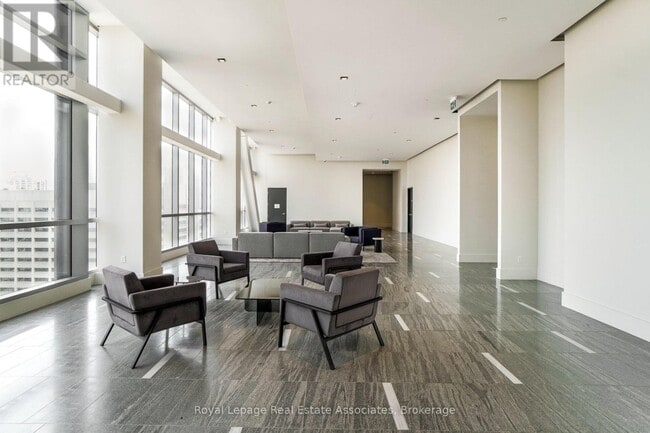 Building Photo - 488 University Ave