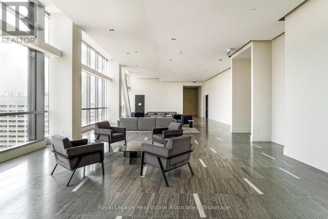 Photo du bâtiment - 488 University Ave