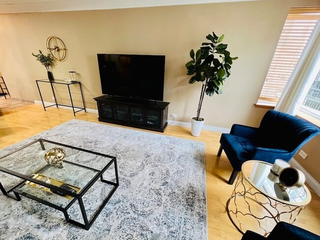 Building Photo - 801 S Plymouth Ct