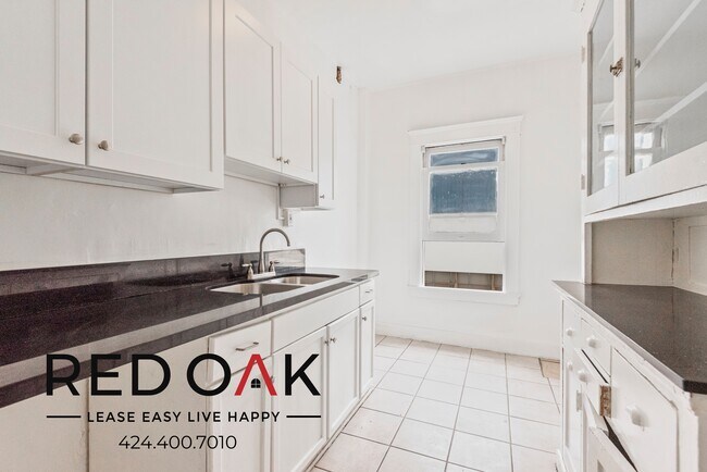 Foto del edificio - ~1 Month FREE~ Charming One-Bedroom with A...
