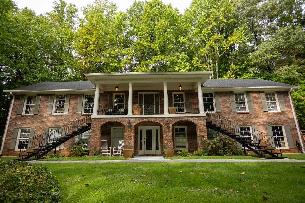 4 sided brick - 1410 Glenwood Ct SE