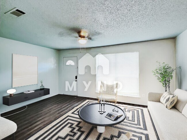 Building Photo - 1303 1/2 Berry Dr Apt A