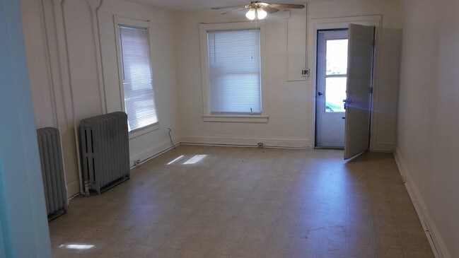 Building Photo - 40 N Poplar St