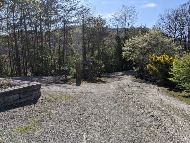 Foto del edificio - 2 Bed 1 Bath Cabin- All Utilities Included...