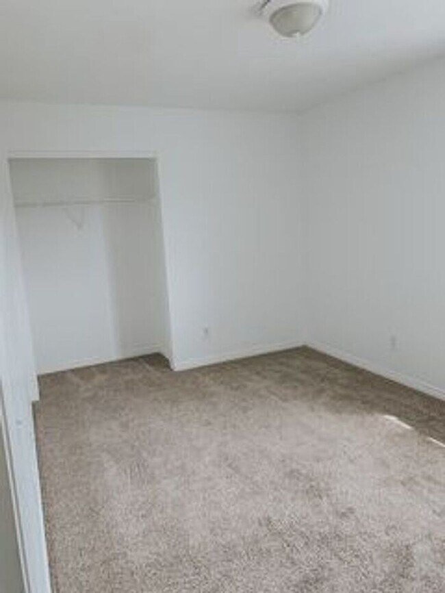 Building Photo - Great 4 bed 2 bath in Quiet area
