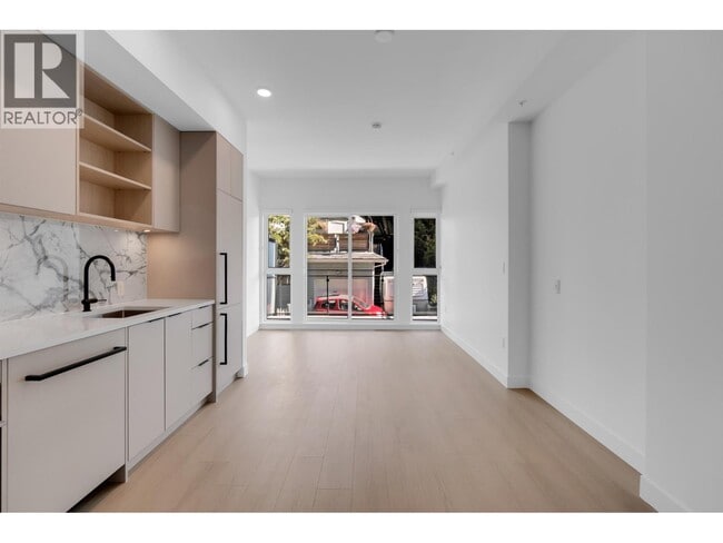 Building Photo - 422-422 E 3rd St