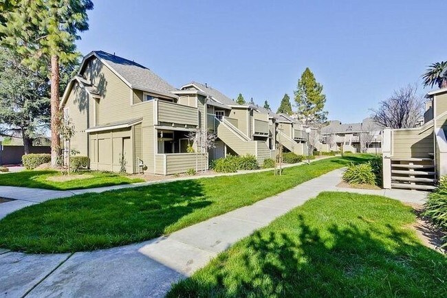 Building Photo - BEAUTIFUL 2bd/2ba Condo In Peaceful Setting