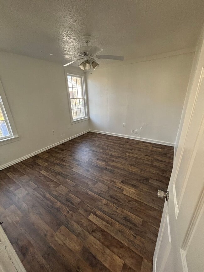 Building Photo - Like new 2 Bedroom home