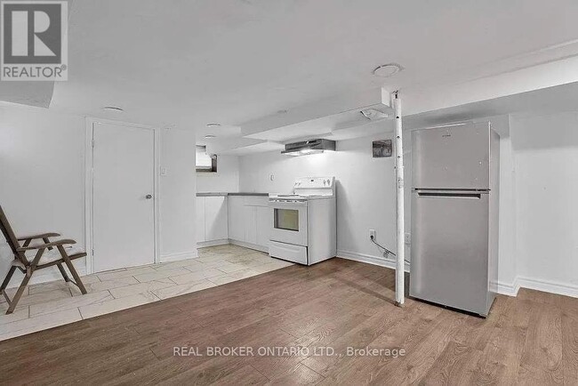 Building Photo - 210 Mary St N