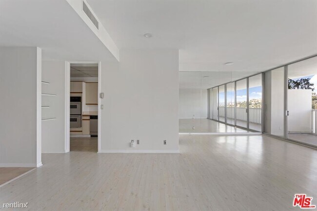 Building Photo - 1 br, 1 bath Condo - 9255 Doheny Rd Apt 2703