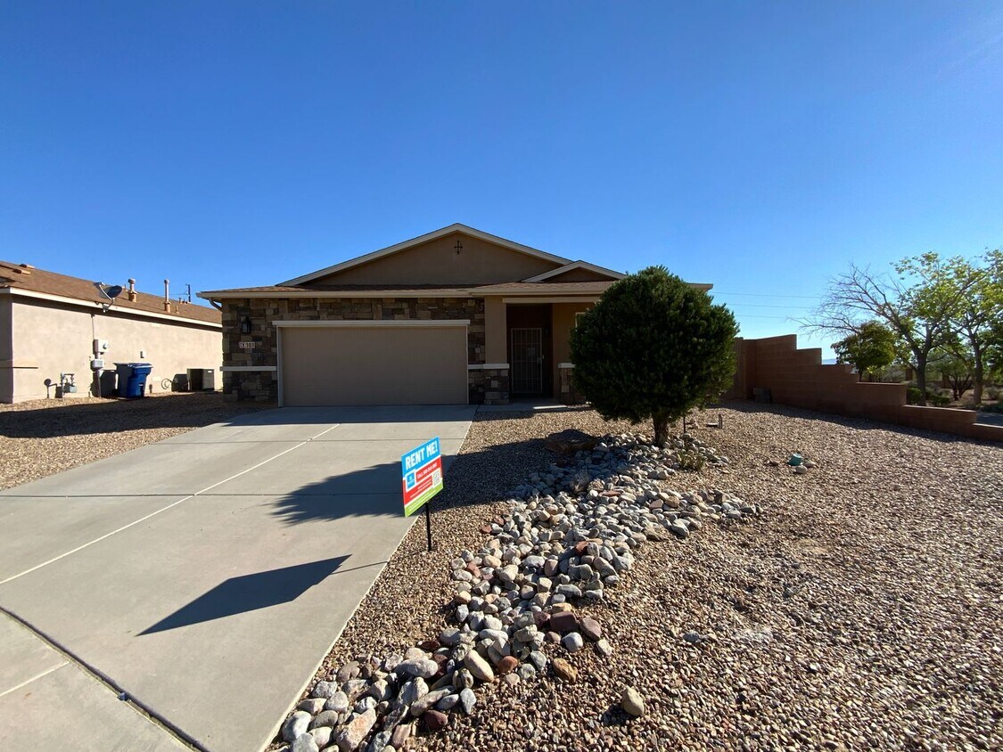 Foto principal - 4 Bedroom Single Story Home Available Near...
