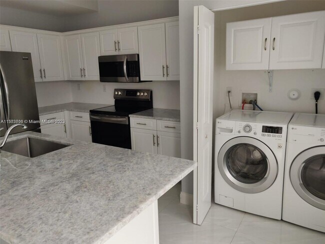 Foto del edificio - 21476 NW 14th Ct