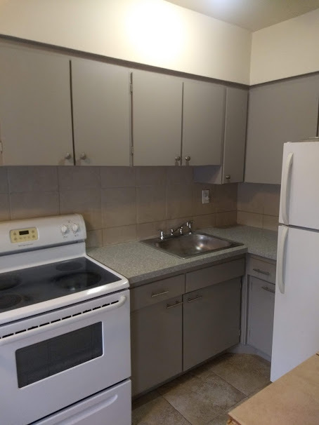 Kitchen - 555 SW 14th Ave