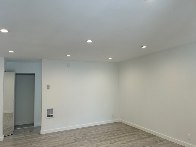 Building Photo - 618 Pico Blvd